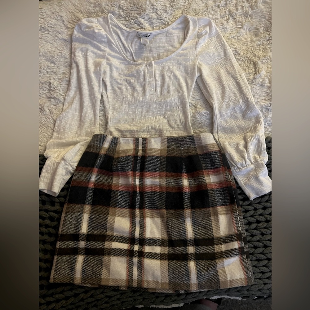 Adorable top with Plaid skirt.